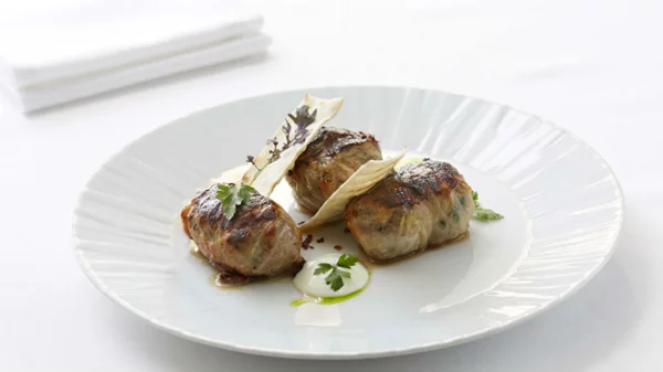 Η παραδοσιακή πλευρά του «Tudor Hall» σ’ ένα μενού